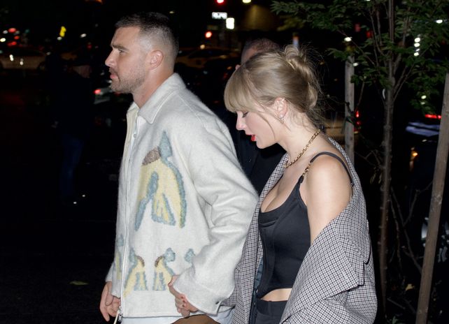 Taylor Swift y Travis Kelce paseando de la mano por Nueva York