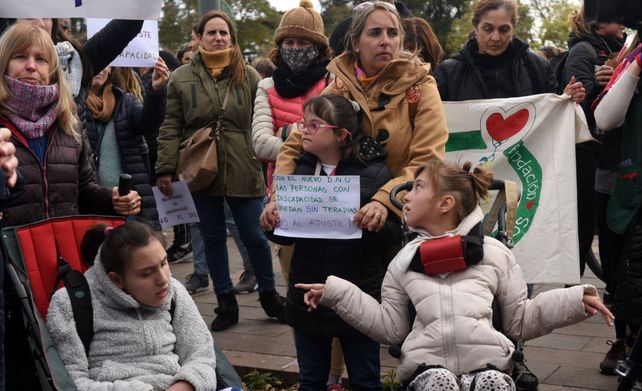 Una de las tantas protestas de familias con hijos discapacitados. Esta fue este año en el Monumento.