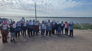 Familiares y amigos se reunieron en la costa de la zona de El Mangrullo para reclamar por la aparición del joven.