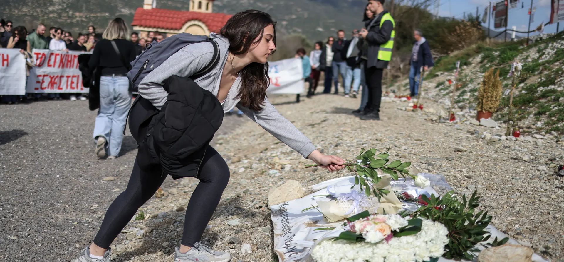 Una persona deposita flores en el lugar del accidente de tren más mortífero de Grecia mientras estudiantes de todo el país protestan antes del primer aniversario del desastre, Tempi, Grecia. Fotografía: Alexandros Avramidis/Reuters Una persona deposita flores en el lugar del accidente de tren más mortífero de Grecia mientras estudiantes de todo el país protestan antes del primer aniversario del desastre, Tempi, Grecia. Fotografía: Alexandros Avramidis/Reuters