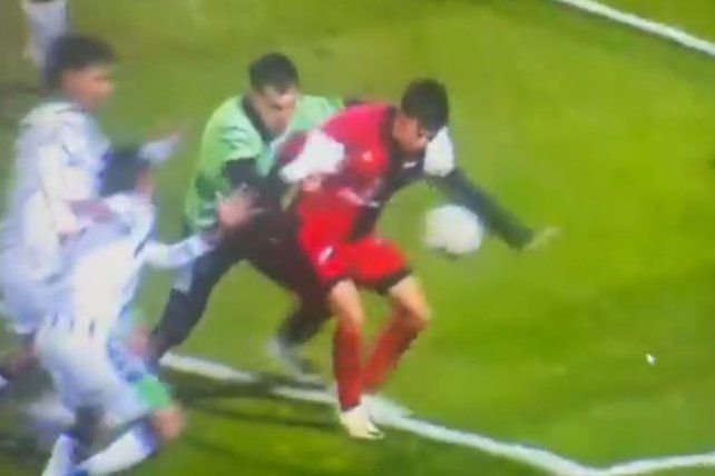 Polémica: el claro penal que no le cobraron a Colón ante Nueva Chicago