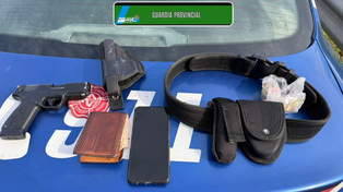 Una réplica de arma de fuego y juego de esposas, entre los elementos secuestrados al falso policía.