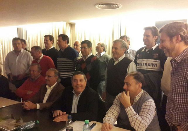 Frigerio  conducción.  Intendentes radicales se sacaron la foto con el enviado de Macri (de perfil sobre la derecha)