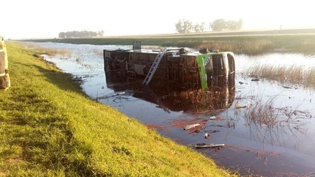 Al menos tres muertos en un accidente en la ruta Nº 2 por el vuelco de un micro