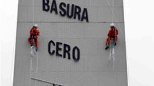 Hacen descender del Obelisco a dos activistas de Greenpeace que piden por Basura Cero