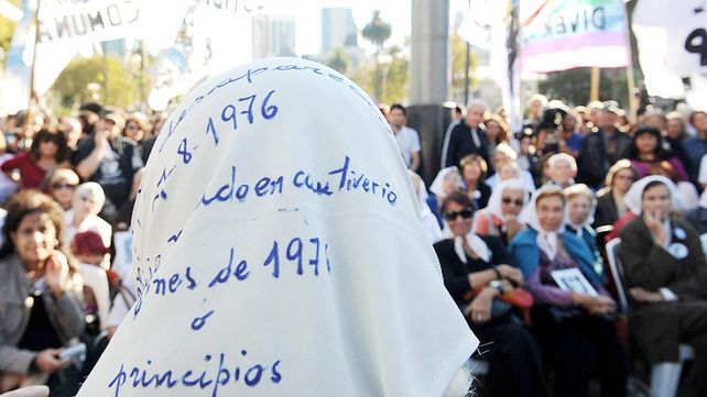 El trabajo de Abuelas de Plaza de Mayo permitió ya encontrar a más de cien nietos.