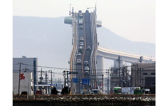 Una imagen frontal del acceso al puente japonés.