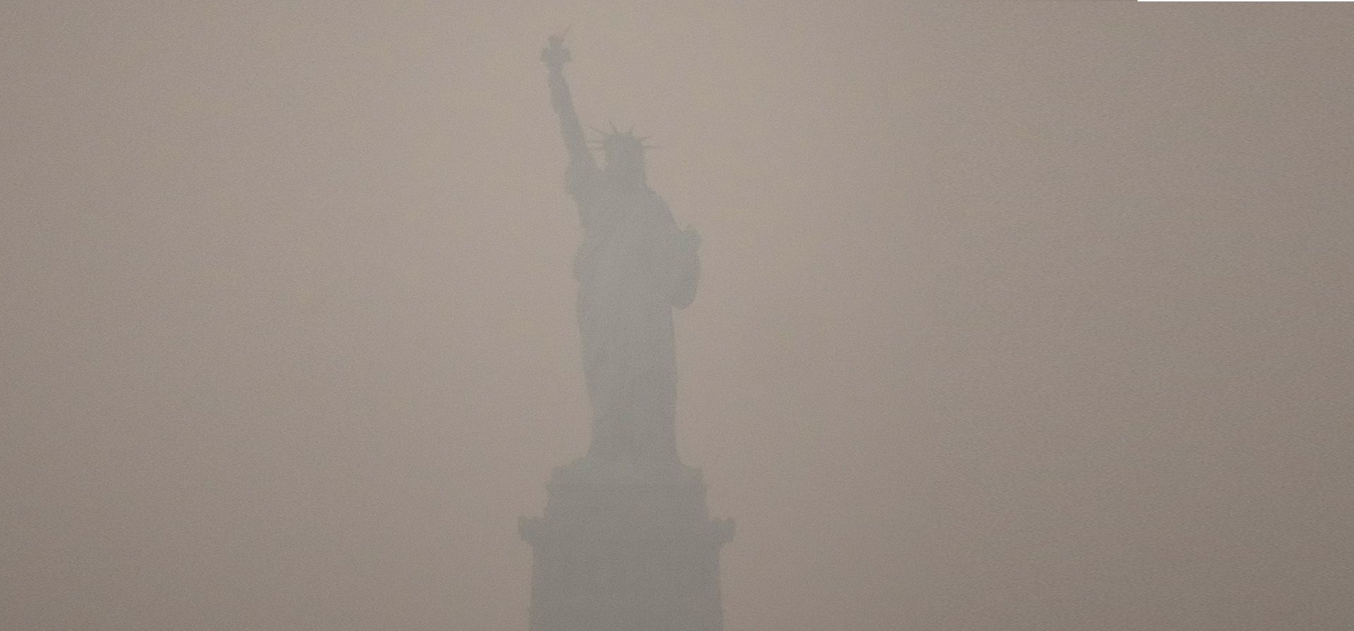 La Estatua de la Libertad permanece erguida al atardecer, mientras el humo de los incendios forestales cubre el cielo, el jueves 16 de julio de 2026, en el distrito de Brooklyn, Nueva York. (Foto AP/Yuki Iwamura) La Estatua de la Libertad permanece erguida al atardecer, mientras el humo de los incendios forestales cubre el cielo, el jueves 16 de julio de 2026, en el distrito de Brooklyn, Nueva York. (Foto AP/Yuki Iwamura)