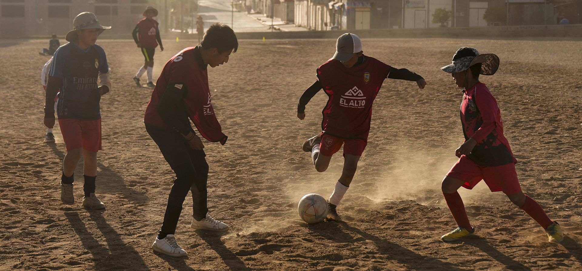 Unos niños juegan fútbol cerca del estadio municipal Villa Ingenio en El Alto, Bolivia, el martes 3 de setiembre de 2024. (AP Foto/Juan Karita) Unos niños juegan fútbol cerca del estadio municipal Villa Ingenio en El Alto, Bolivia, el martes 3 de setiembre de 2024. (AP Foto/Juan Karita)
