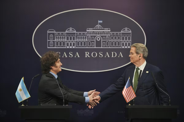 El presidente Javier Milei y el secretario del Tesoro de Estados Unidos, Scott Bessent.&nbsp;