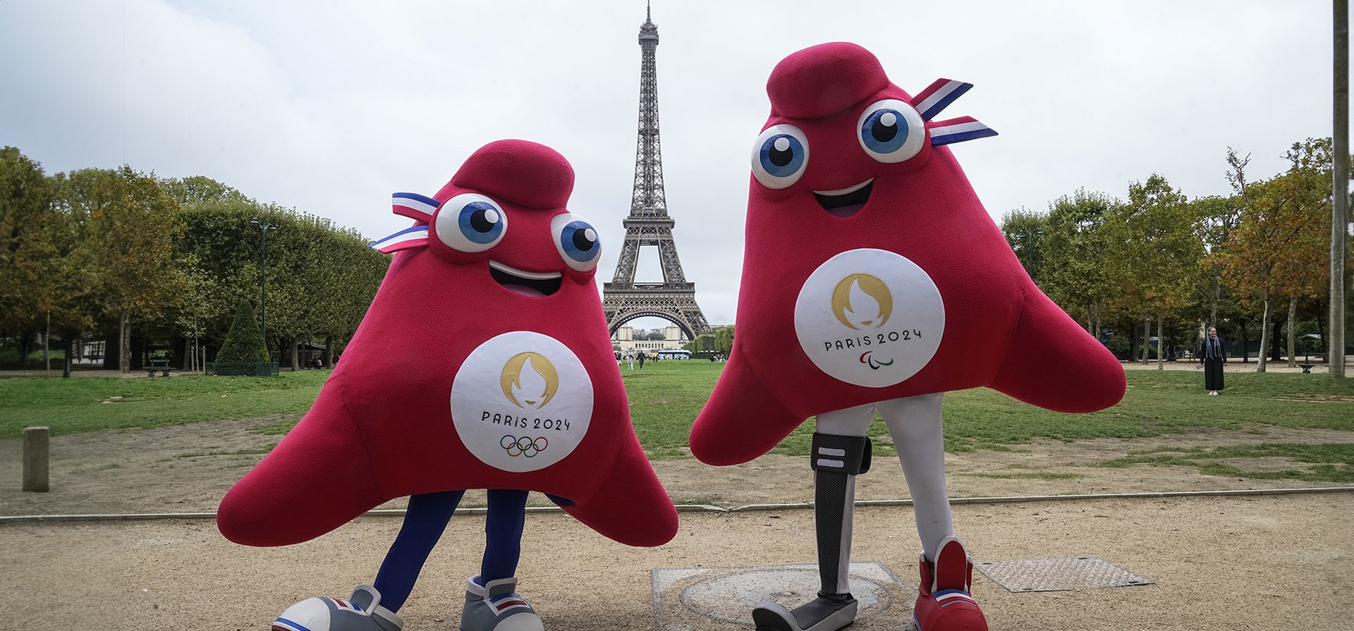 Las mascotas de los Juegos Olímpicos y Paralímpicos de París 2024, posan junto a la Torre Eiffel en París, el lunes 28 de agosto de 2023. (Foto AP/Michel Euler) Las mascotas de los Juegos Olímpicos y Paralímpicos de París 2024, posan junto a la Torre Eiffel en París, el lunes 28 de agosto de 2023. (Foto AP/Michel Euler)