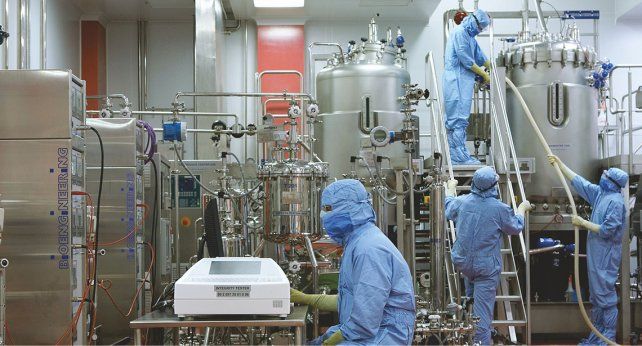 Una planta de fabricaci&oacute;n de vacunas del Serum Institute, el mayor productor de vacunas del mundo. Est&aacute; dejando de enviar vacunas al COVAX para dar prioridad a la India.