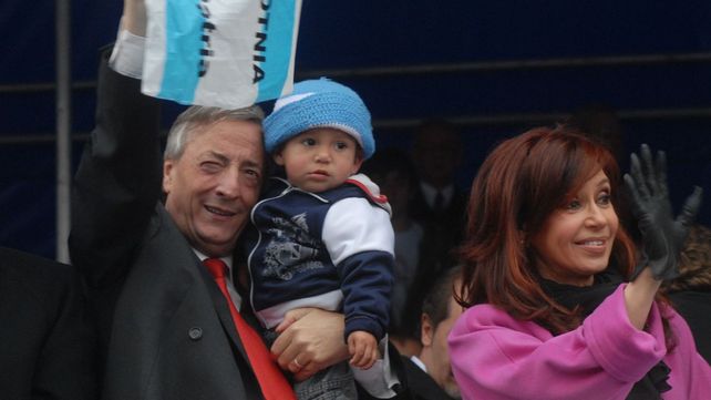 El presidente Néstor Kirchner, acompañado por Cristina Kirchner, en Rosario, en su último acto del Día de la Bandera como presidente, el 20 de junio de 2007. 
