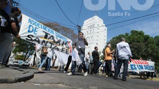 Esta mañana Taxis y remises se manifestaron frente a la municipalidad
