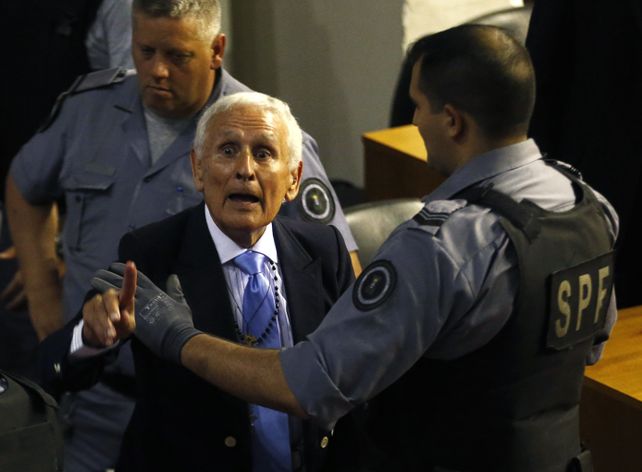 Amenazante. El ex jefe policial interpela a asistentes de una comparencia judicial el 24 de octubre de 2014.&nbsp;