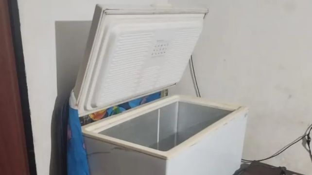 El freezer donde fue hallado un chico de 13 años en la ciudad de Córdoba.