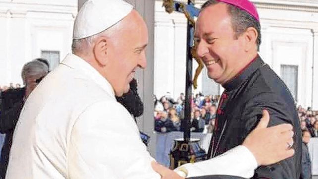 Afecto. Francisco y el obispo Zanchetta en un saludo de hace unos años.