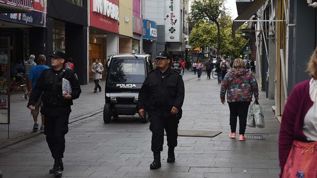 Policías recorren la peatonal Córdoba. Desde la AER reclaman más presencia de efectivos.&nbsp;