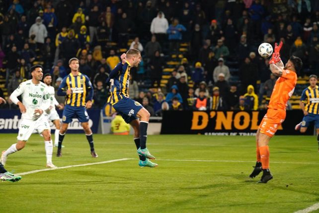 Central, con suplentes, goleó 4 a 2 a Sarmiento en el Gigante