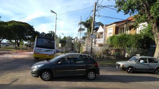 Un colectivo de la Línea 16 colapsó aún más el tránsito en la Costanera