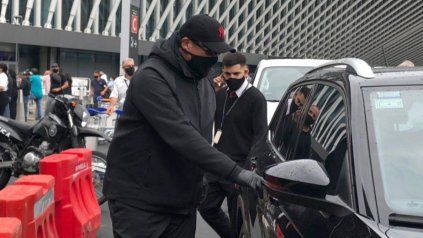 El entrenador deja el aeropuerto para viajar hacia Rosario, en compañía del mánager Sebastián Peratta.