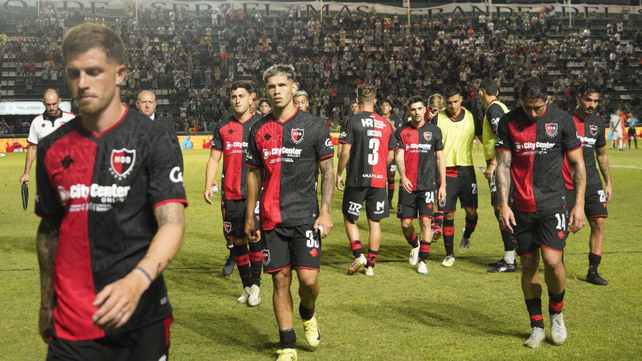 Los futbolistas de Newells se retiran de la cancha de Banfield. Los rostros hablan por sí mismos.