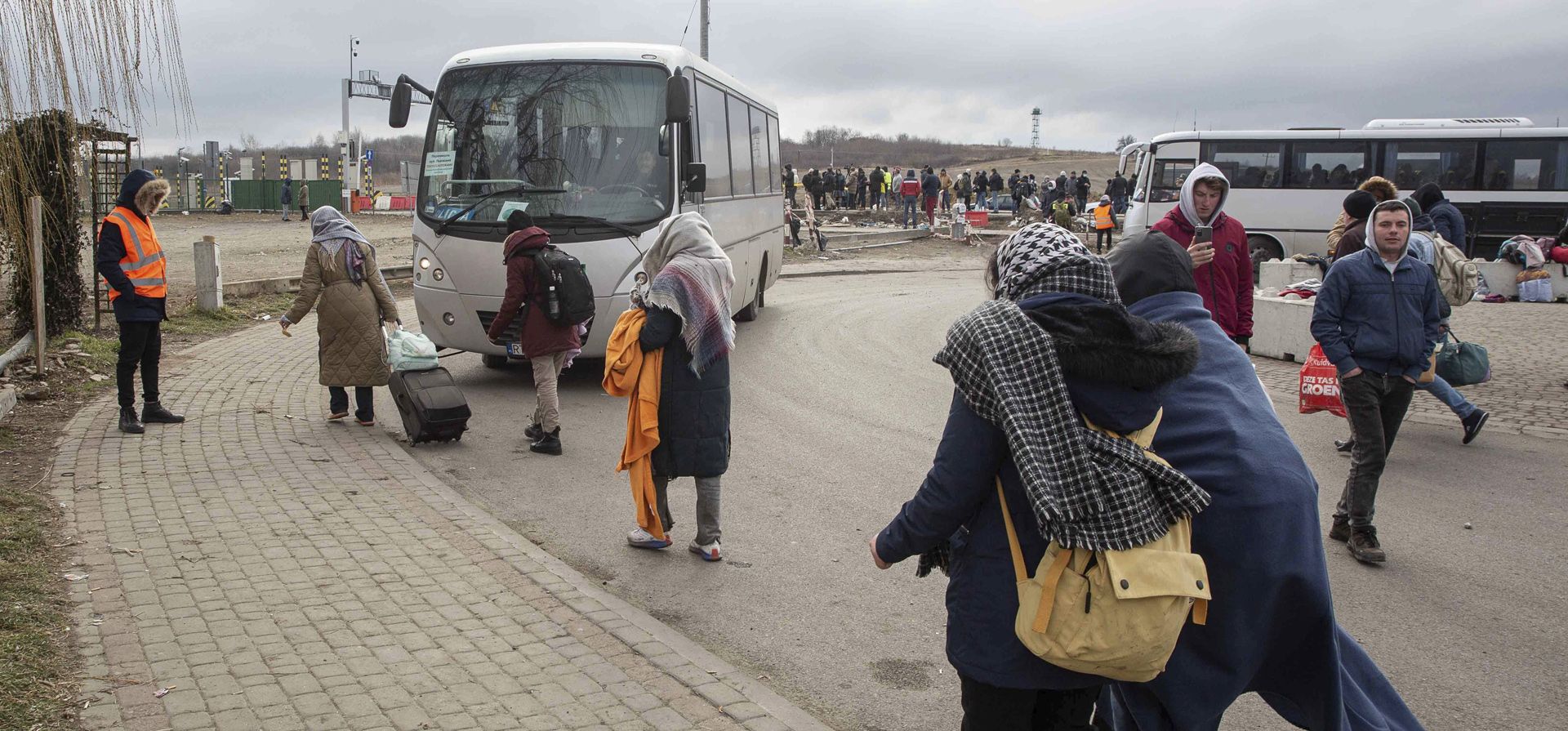 Refugiados que huyen del conflicto en Ucrania llegan al cruce fronterizo de Medyka en Polonia, el lunes 28 de febrero de 2022. El jefe de la agencia de refugiados de las Naciones Unidas dice que más de medio millón de personas han huido de Ucrania desde la invasión de Rusia del jueves.