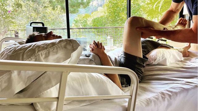 Jeremy Renner continúa rehabilitándose tras sufrir un accidente con una máquina quita nieve.&nbsp;