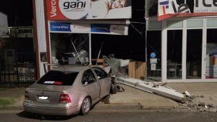 Jóvenes perseguidos por la Policía chocaron contra un comercio