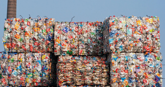 Paquetes de restos plásticos en una planta de reciclado tradicional