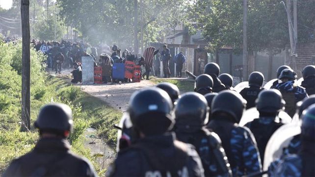 Guernica: La policía desalojó el predio y hubo incidentes