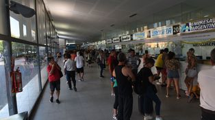 Feriado: intenso movimiento en la Terminal rumbo a la Costa Atlántica y rutas nacionales