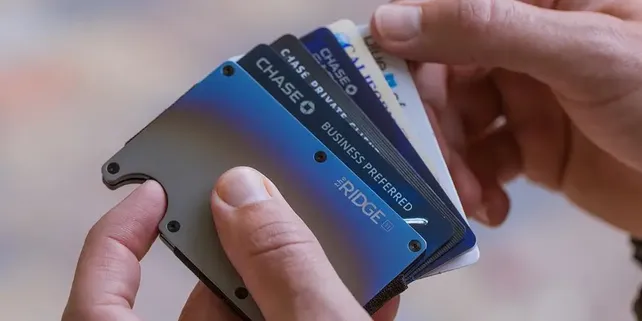 Video viral reabrió el debate sobre el robo de dinero sin contacto en tarjetas y celulares