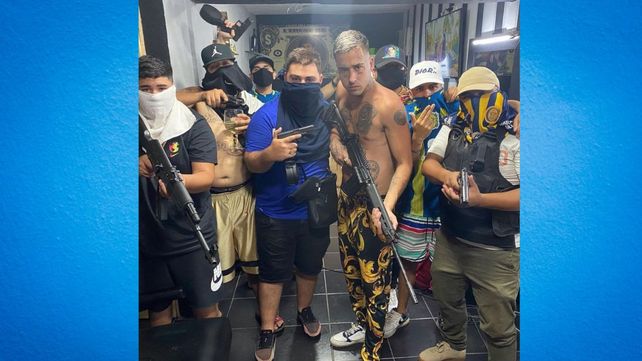 La foto de la polémica. Zaramay y ocho muchachos sindicados como miembros de la banda de Los Monos