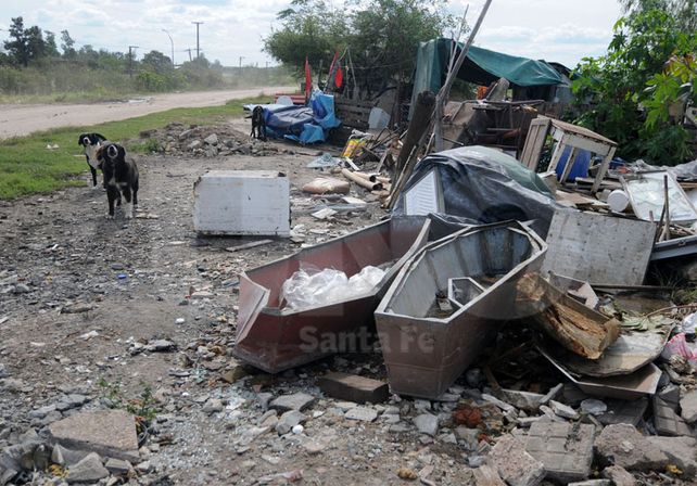 Central Guadalupe. Los vecinos encontraron piezas de chapa que se utilizan dentro de los féretros. Foto: Juan Baialardo / UNO Santa Fe