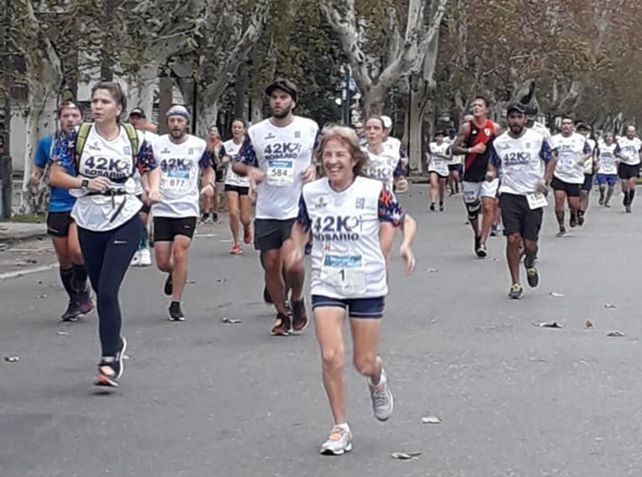 La Mick Jagger del atletismo rosarino tiene 81 años y junta plata para ir al Mundial de Finlandia
