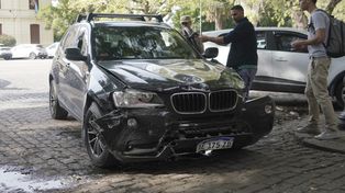Así quedó el frente del BMW que conducía el diplomático galo tras impactar contra otro vehículo y la moto de los ladrones.