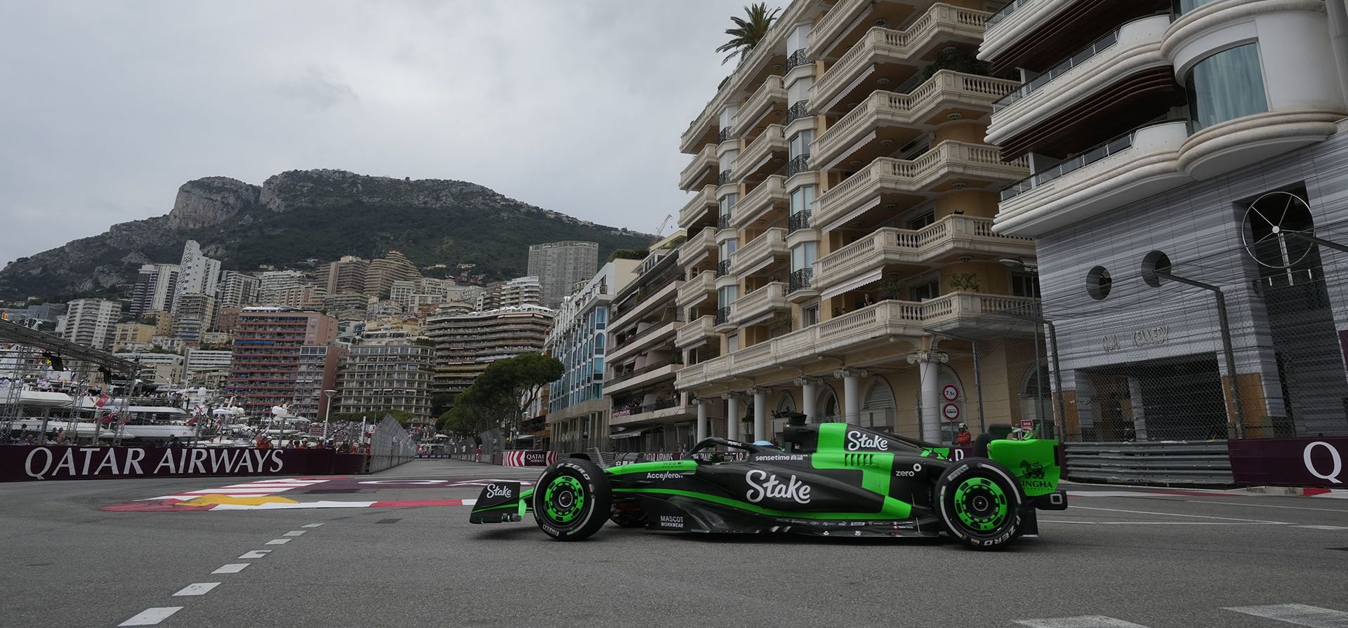 El piloto de Sauber Zhou Guanyu de China conduce su auto durante la primera práctica libre antes del Gran Premio de Mónaco de Fórmula Uno en el autódromo de Mónaco, en Mónaco, el viernes 24 de mayo de 2024. (Foto AP/Luca Bruno) El piloto de Sauber Zhou Guanyu de China conduce su auto durante la primera práctica libre antes del Gran Premio de Mónaco de Fórmula Uno en el autódromo de Mónaco, en Mónaco, el viernes 24 de mayo de 2024. (Foto AP/Luca Bruno)