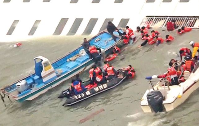 Dramático. Lanchas de pescadores y botes inflables rescatan a ocupantes del ferry