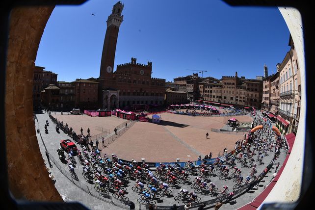 Un grupo de ciclistas pedalea al inicio de la duodécima etapa de la carrera ciclista Giro dItalia