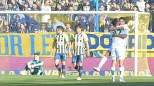 Servio, Blanco y Malcorra sufren después del gol de Urzi, el que le sirvió a Banfield para derrotar a Central.