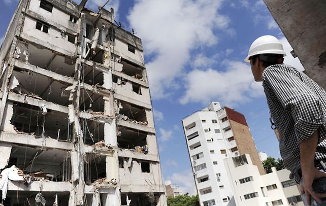 Impactante. Uno de los encargados de las tareas de demolición observa el estado en que quedó una de las torres del edificio que explotó el 6 de agosto tras desatarse una fuga de gas. (Foto: F. Guillén)