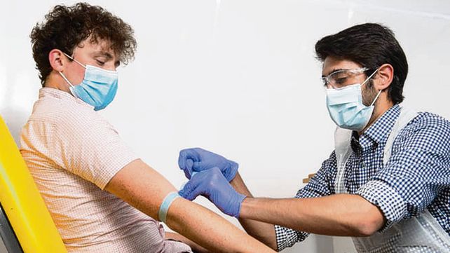 Valiente. Extracci&oacute;n de sangre a uno de los voluntarios.
