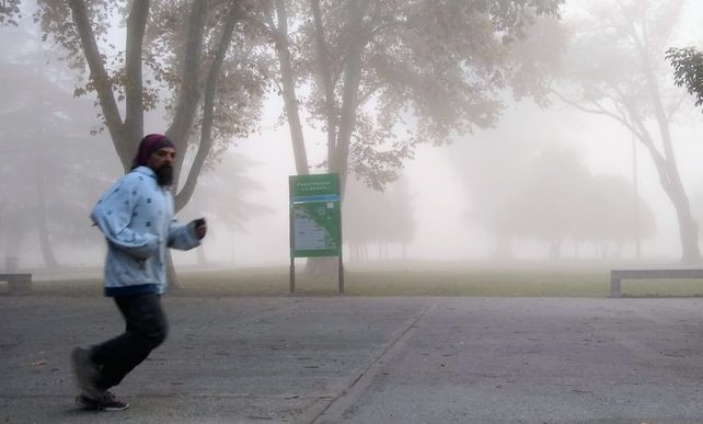 El tiempo en Rosario: con mucho frío y un denso manto de niebla, el jueves pinta como un día agradable