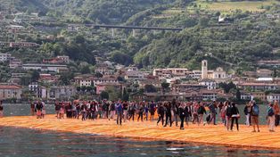 Las increíbles pasarelas flotantes de Christo sobre las aguas del lago Iseo