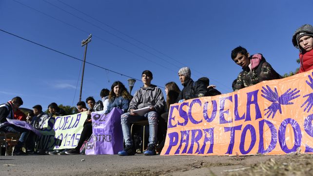 Alumnos y docentes de la escuela de Villa Gobernador Gálvez