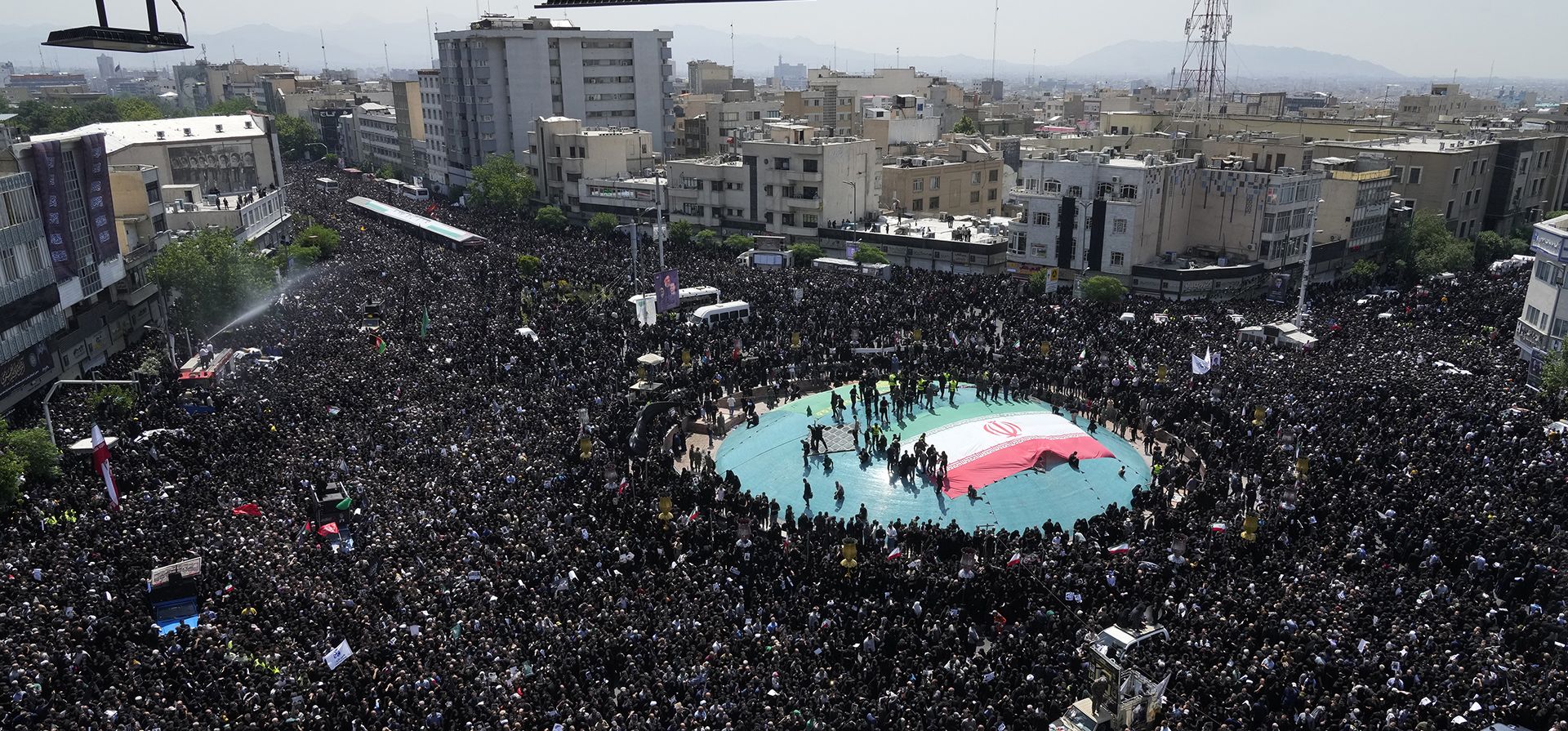 Los iraníes asisten a una ceremonia fúnebre por el difunto presidente Ebrahim Raisi y sus compañeros que murieron durante un accidente de helicóptero el domingo en una región montañosa del noroeste del país, en Teherán, Irán, el miércoles 22 de mayo de 2024. Foto AP/Vahid Salemi