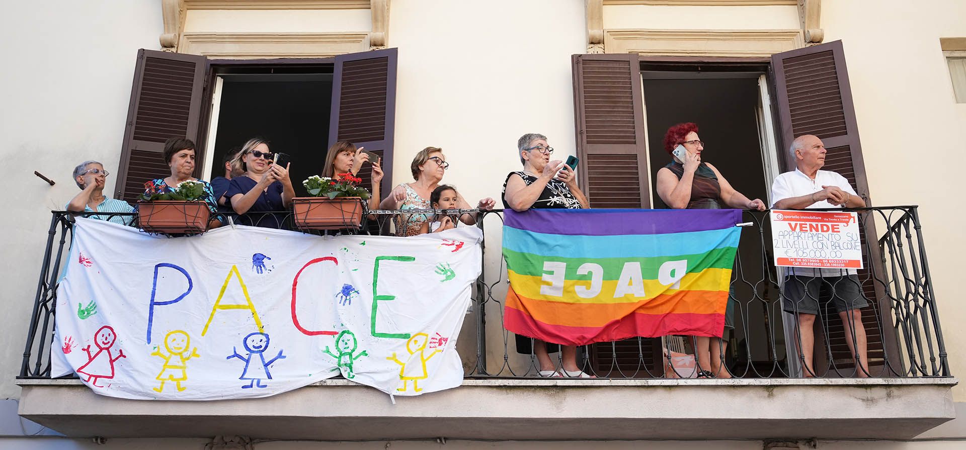 Personas esperan la visita del Papa León XIV en la Basílica Santuario de la Madre del Buen Consejo en Genazzano, Italia central, el lunes 7 de septiembre de 2026. (Foto AP/Andrew Medichini) Personas esperan la visita del Papa León XIV en la Basílica Santuario de la Madre del Buen Consejo en Genazzano, Italia central, el lunes 7 de septiembre de 2026. (Foto AP/Andrew Medichini)