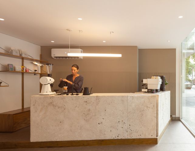 Julia Parera Déniz abrió su laboratorio de café de especialidad en Rosario y brinda capacitaciones sobre esta bebida.