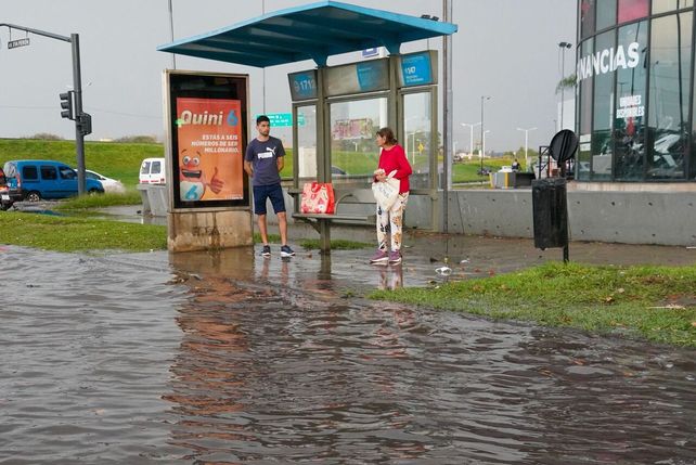 La tormenta en Rosario vino acompañada de granizo similar al tamaño de pelotas de golf